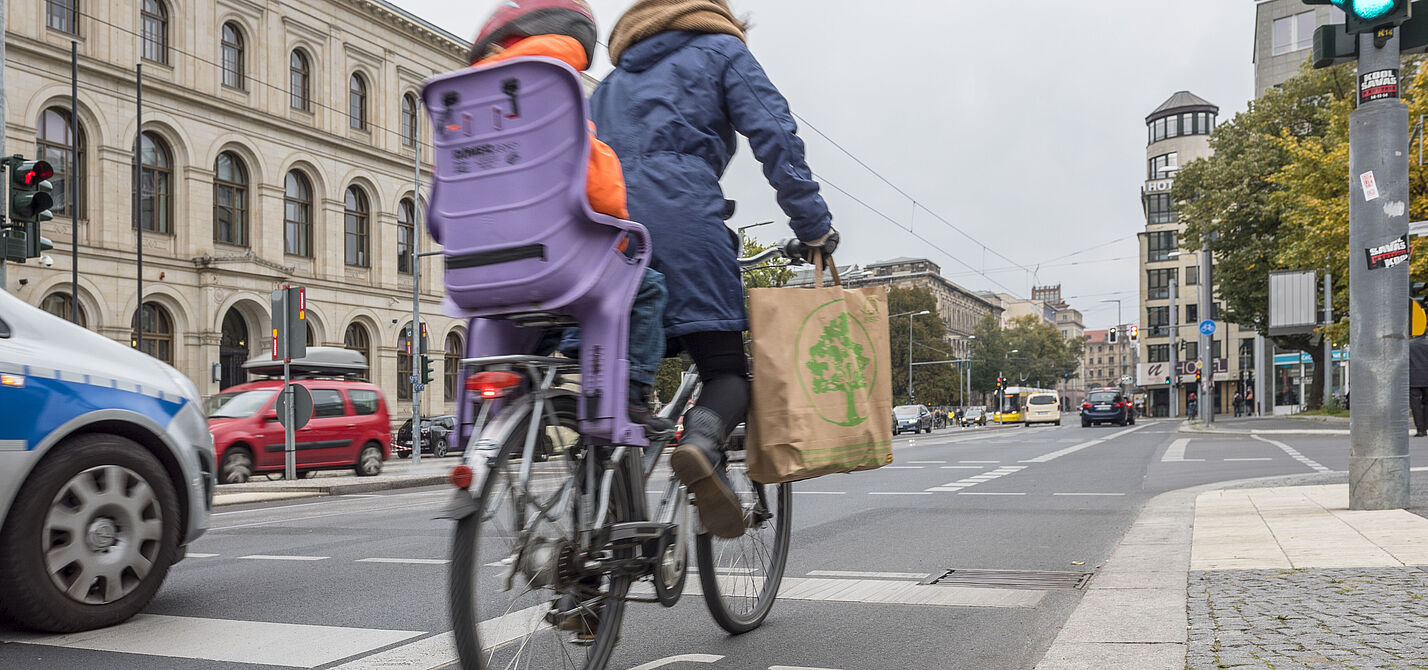 Fahrradfahren in der Stadt Fahrradfahren in der Stadt. Hier: Invalidenstraße, Berlin-Mitte.